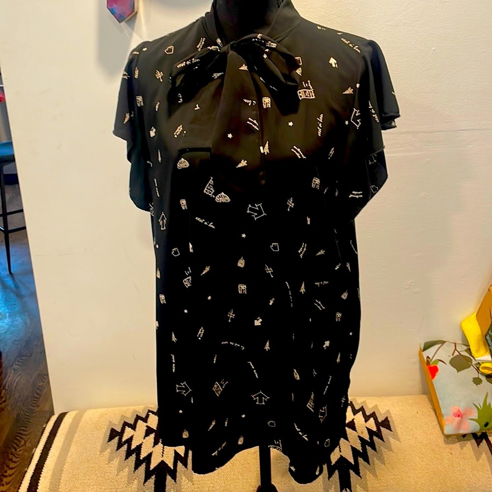 Cute DownEast Short sleeved blouse. Size L